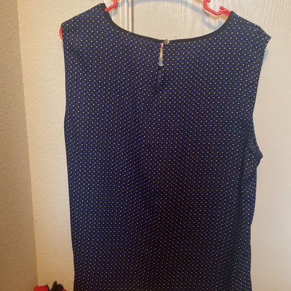 Selling a Women’s Top! - Picture 2 of 3